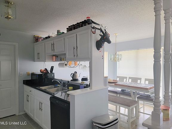 3rd image of 15060 Rosewood St