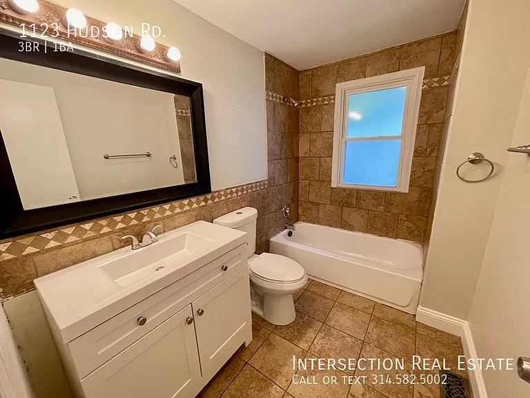 1123 Hudson Rd — Photo 8