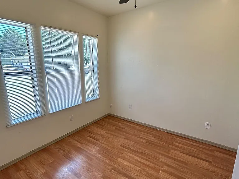 1050 E Ave — Photo 5