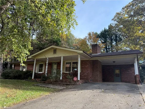 221 Doncaster Dr, North Wilkesboro, NC 28659