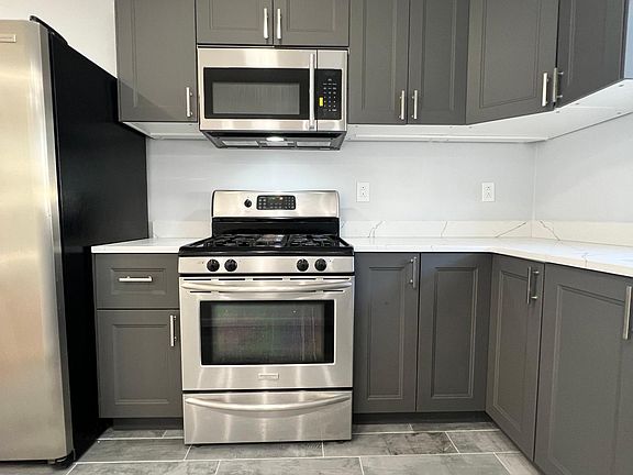 3rd image of 356 3rd Ave W Floor 1