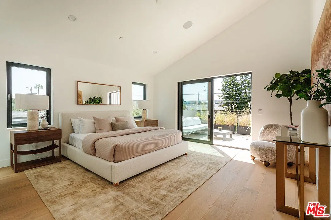 5 bed, 3.5 bath, 2700 sqft, $12,600 — Photo 4