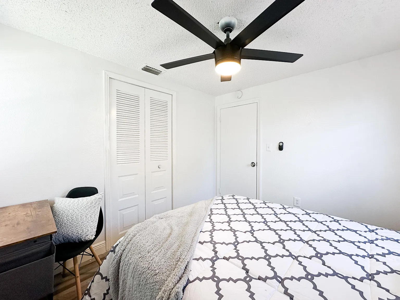 4 bed, 1.0 bath, 1050 sqft, $802 — Photo 3