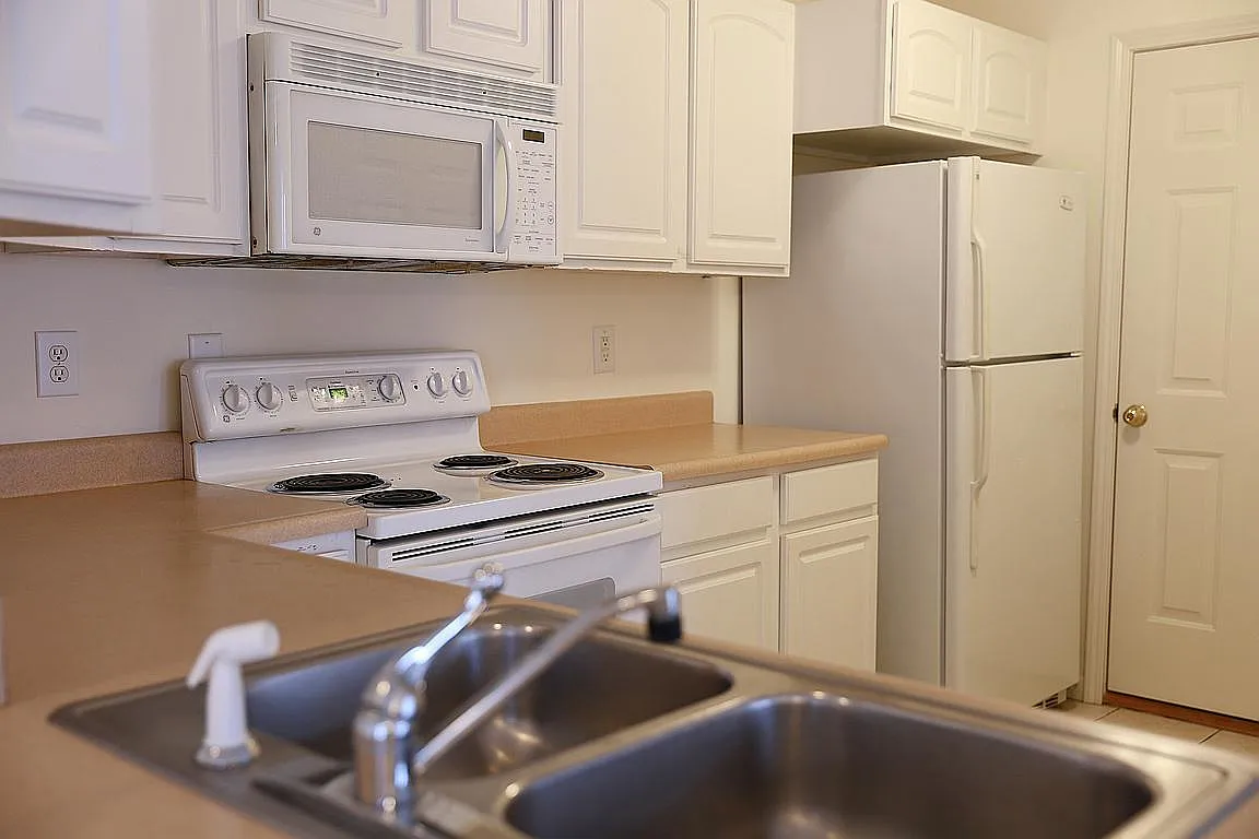 3 bed, 2.5 bath, 1256 sqft, $1,600 — Photo 3