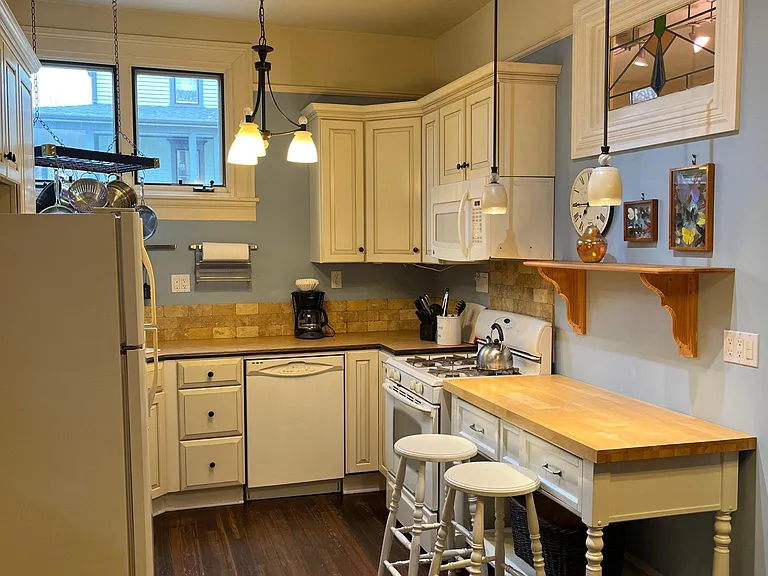147 E Chestnut St #1 — Photo 9