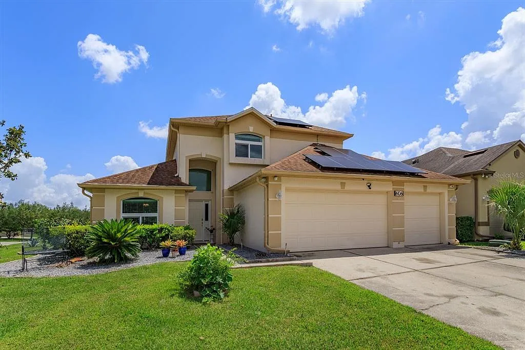 3 bed, 2.5 bath, 1952 sqft, $3,200 — Photo 2