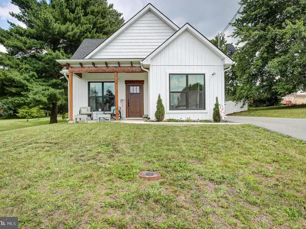 1311 Marvic Dr, Chambersburg, PA 17202