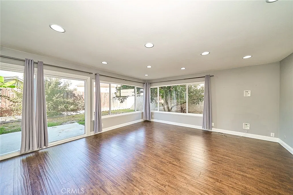 5 bed, 2.5 bath, 2376 sqft, $5,600 — Photo 4
