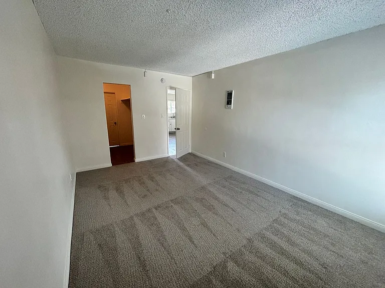 University Terrace Apartments — Photo 33