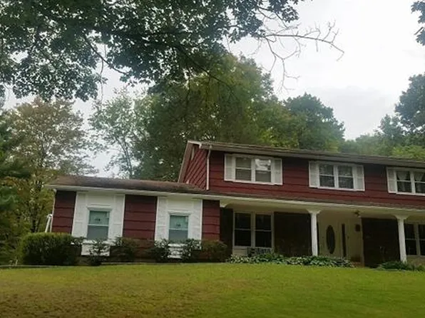 1 Christine Dr, Chestnut Ridge, NY 10977