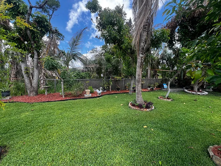 173 SE Fallon Dr — Photo 43