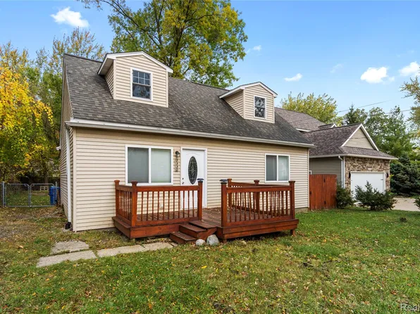 1330 Bamford Dr, Waterford, MI 48328