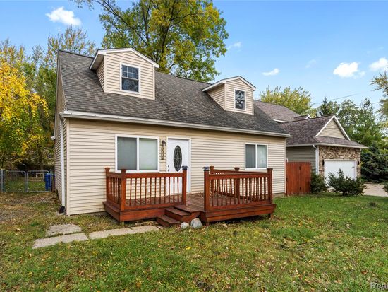 1330 Bamford Dr, Waterford, MI 48328