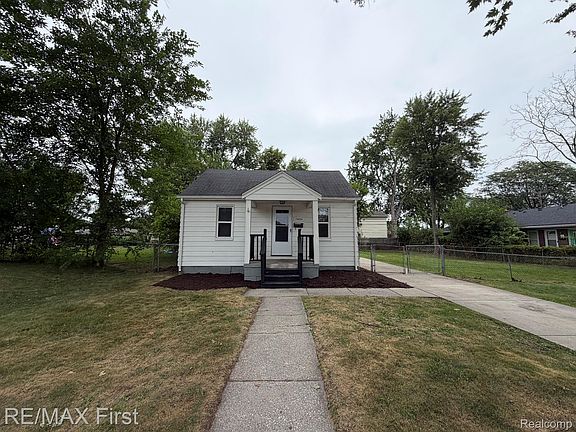 2nd image of 29454 Maplewood St