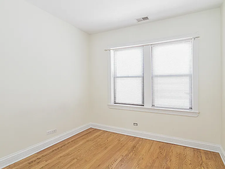 622 1/2 W Roscoe St #3B — Photo 9