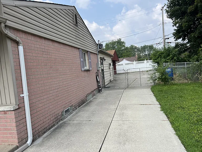 736 Forest St — Photo 21
