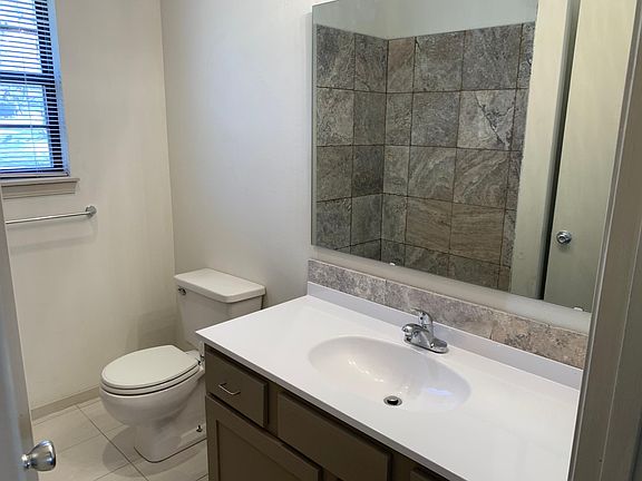 5th image of 516 SE Lee Haven Dr