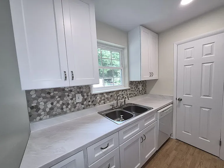 517 Winthrop St — Photo 9