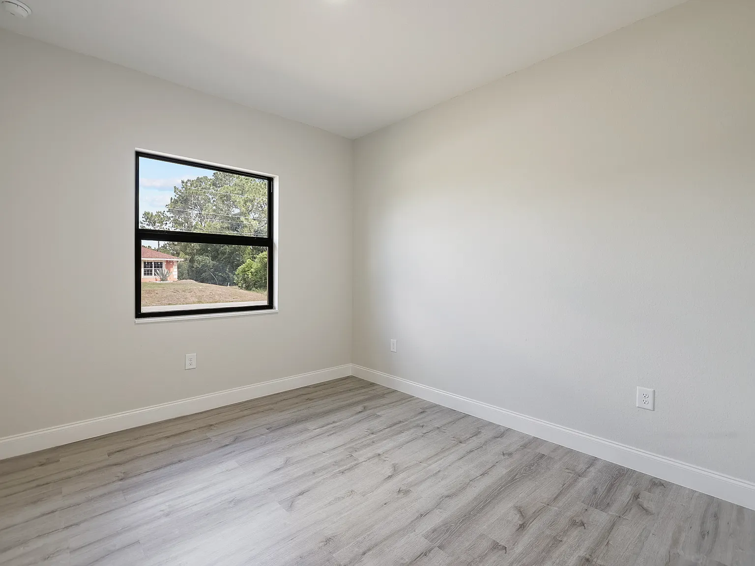 488 Lillon Avenue South - 1 — Photo 4