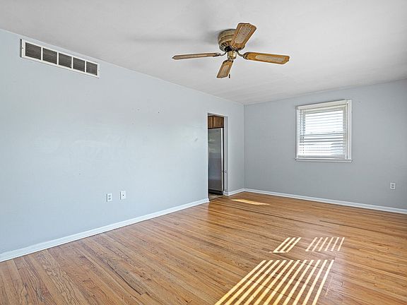 2nd image of 212 N Brownleaf Rd