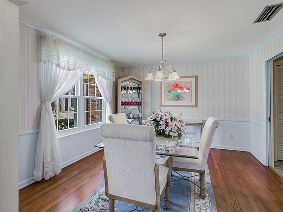 5th image of 904 Parkridge Cir W