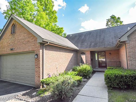 2nd image of 944 Woodridge Hills Dr