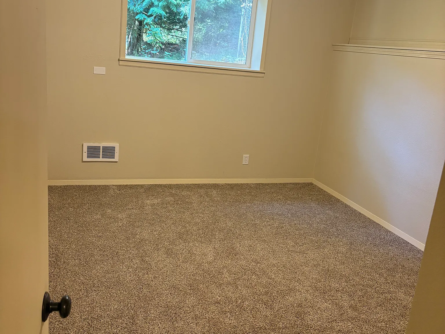 4 bed, 2000 sqft, $3,000 — Photo 2