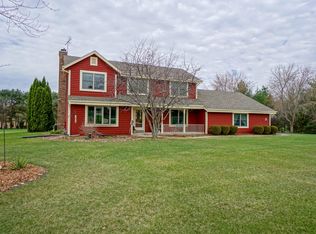W362S2349 Lisa Ln, Dousman, WI 53118