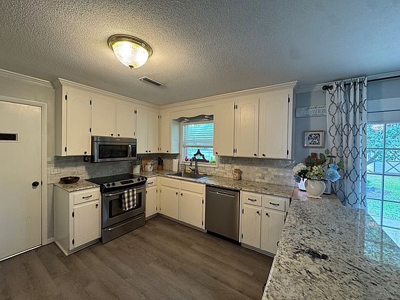 4th image of 3210 Springdale Dr