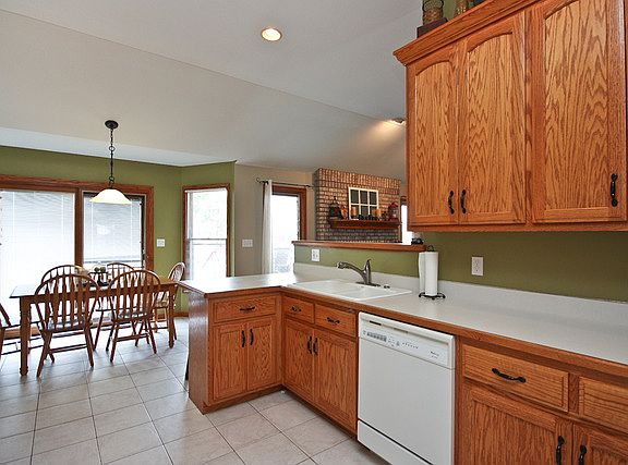 5th image of 137 E Bush Dr