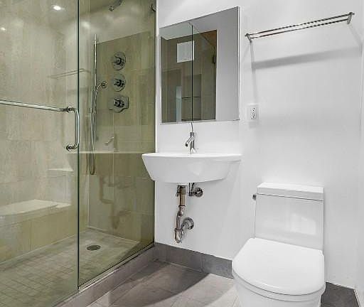 4th image of 353 E 72nd St APT 16C