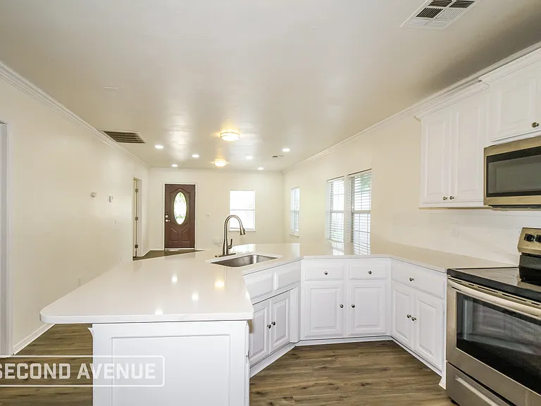 1521 S Blackwelder Ave — Photo 3