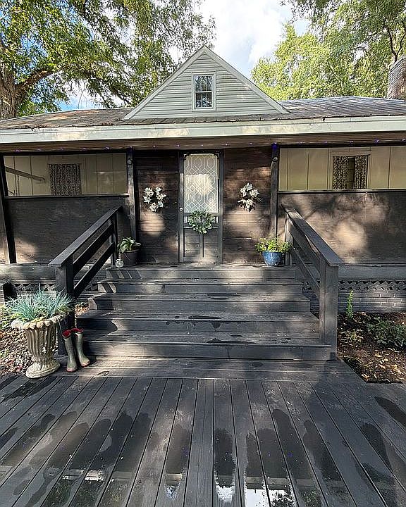 Porch screened in new steps