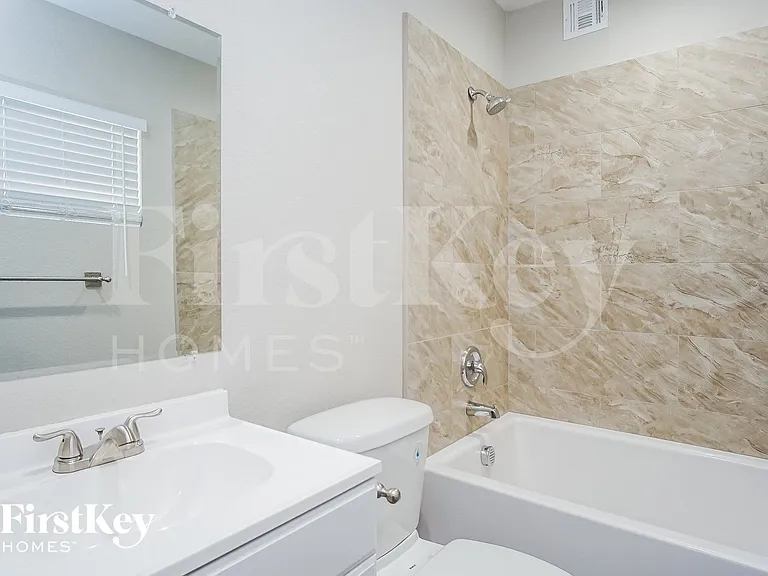 5060 Newton Dr — Photo 11