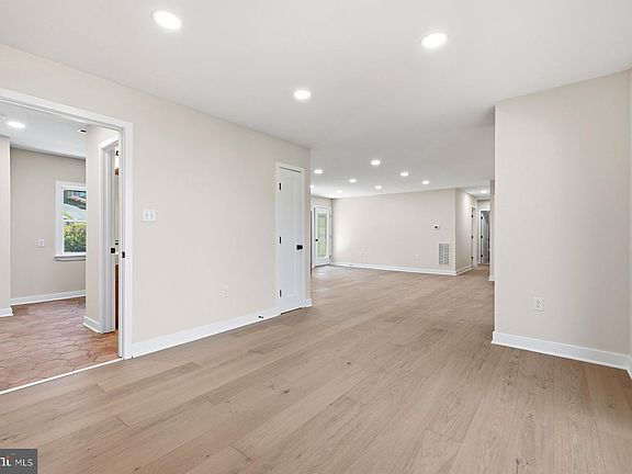 5th image of 13132 Manor Dr