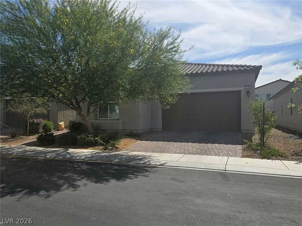 4 bed, 3.0 bath, 1816 sqft, $2,300 — Photo 2