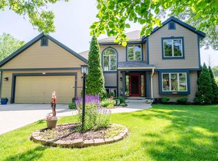 4474 N 107th St, Wauwatosa, WI 53225