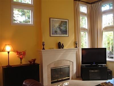 Family Room w/vaulted ceiling