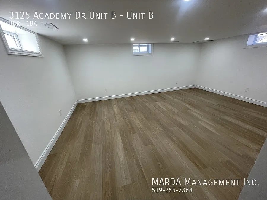 Renovated 3 Bed/1 Bath Lower Unit + Hydro, 40% Gas & 40% Water! — Photo 4