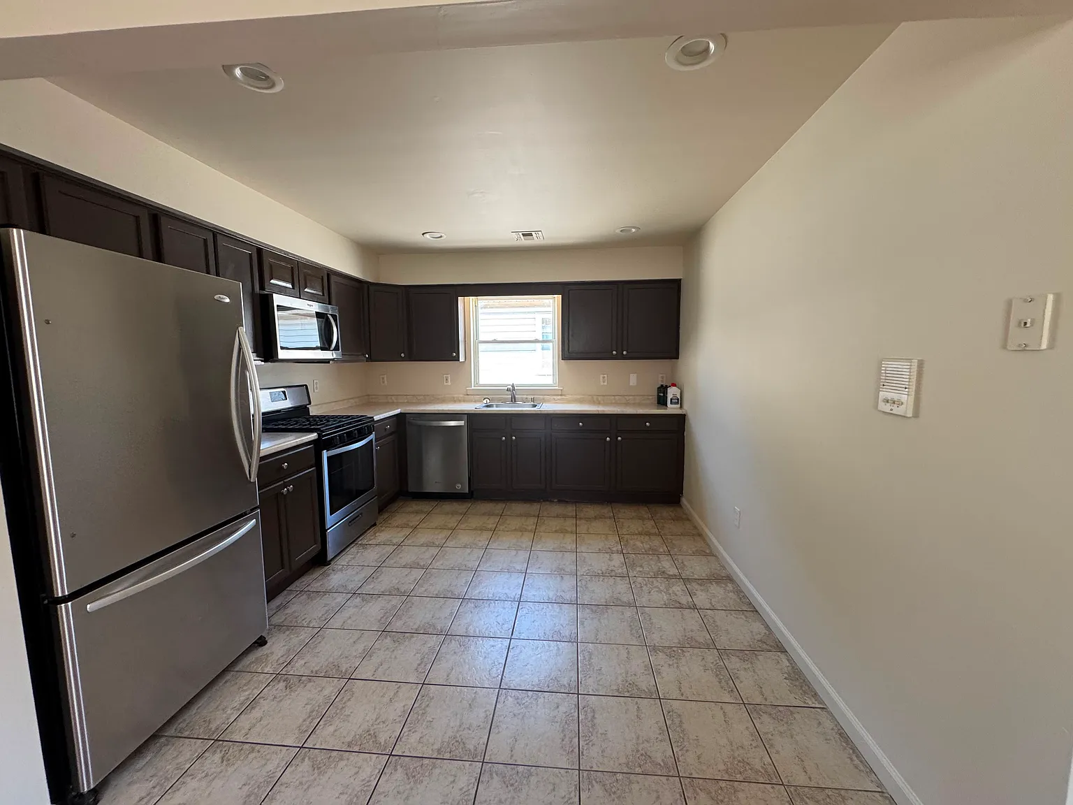 3 bed, 4378 sqft, $2,600 — Photo 3