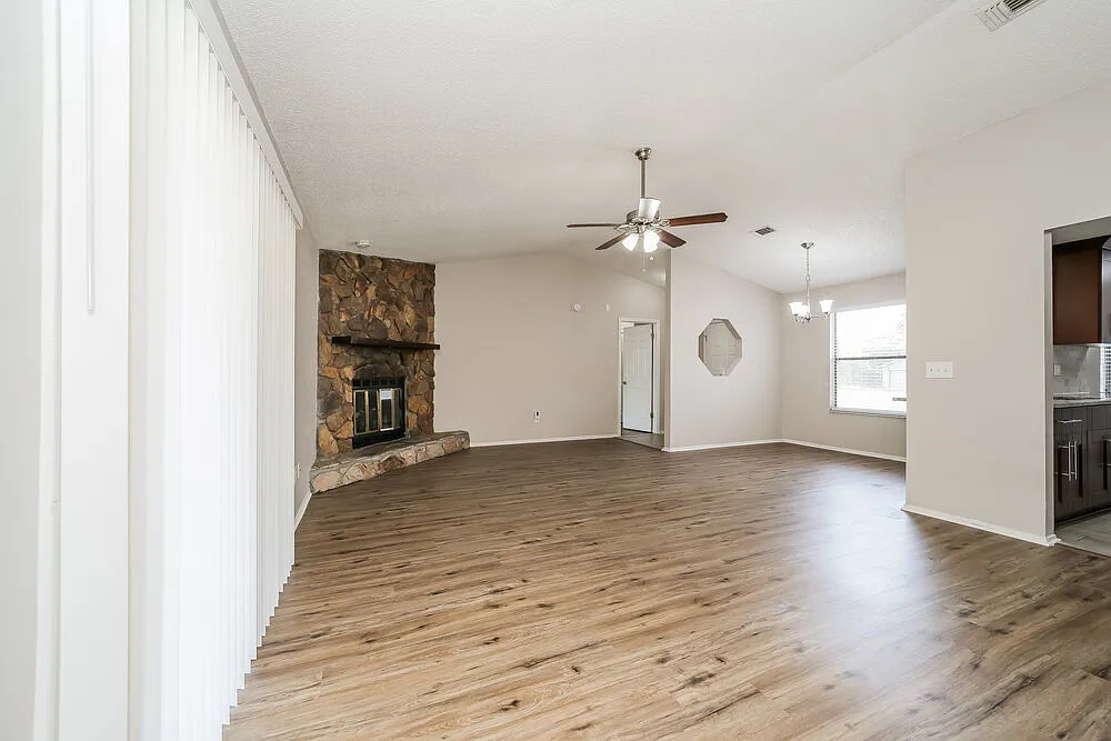 3 bed, 2.0 bath, 1298 sqft, $1,885 — Photo 4