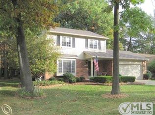 6018 Artesian Dr, Waterford, MI 48327