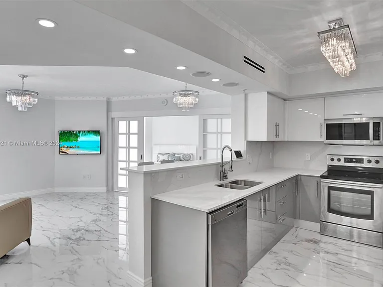 16699 Collins Ave #2209 — Photo 5