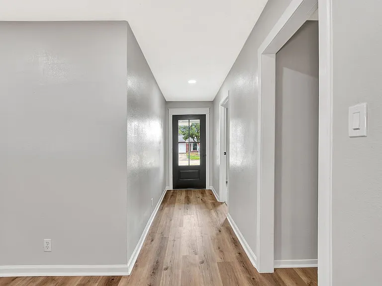 704 Teabury St — Photo 5