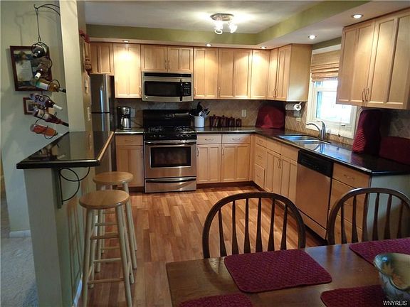 4th image of 20 Leonard Dr