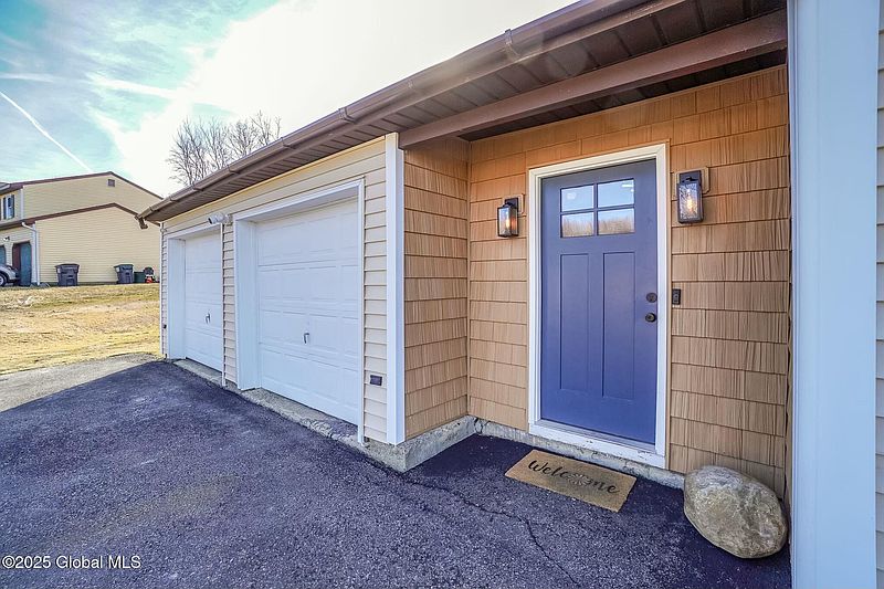 3rd image of 6 Birch Glen Drive
