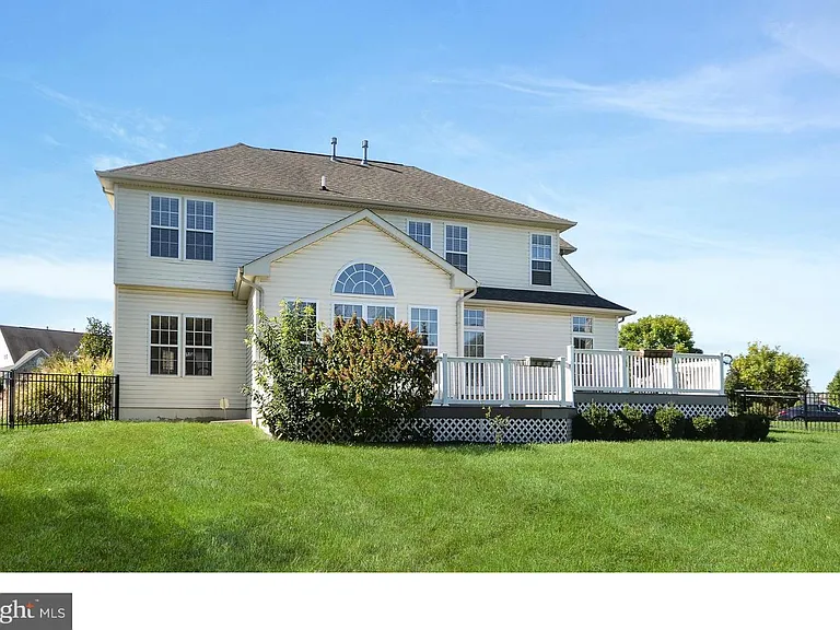 584 Leslie Ln — Photo 2
