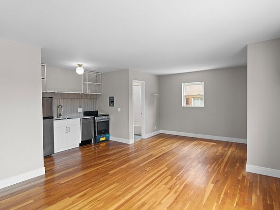 4th image of 2881 Minto Ave #2