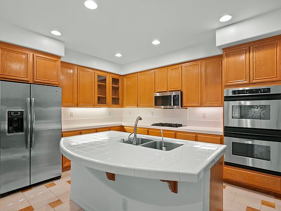 5th image of 869 Esperanza Pl