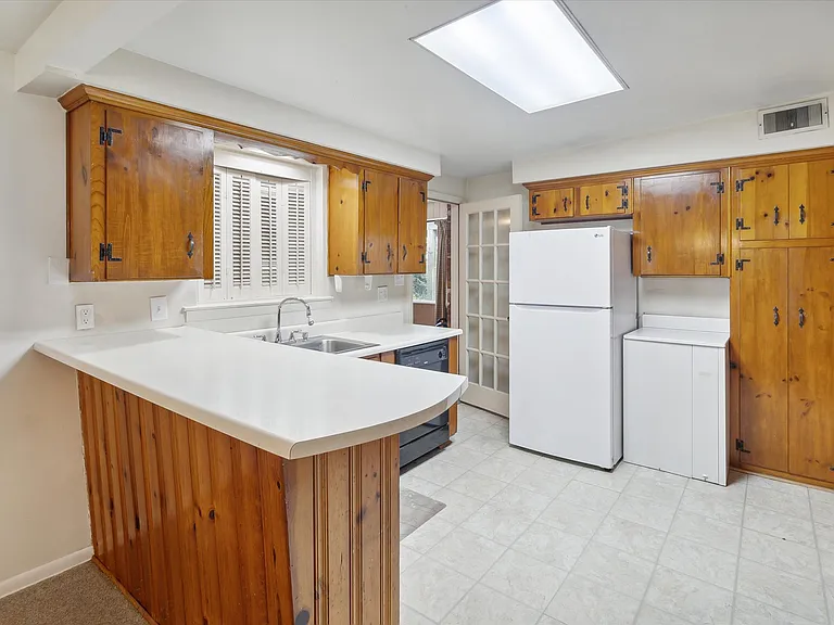 203 Tanglewood Rd — Photo 16